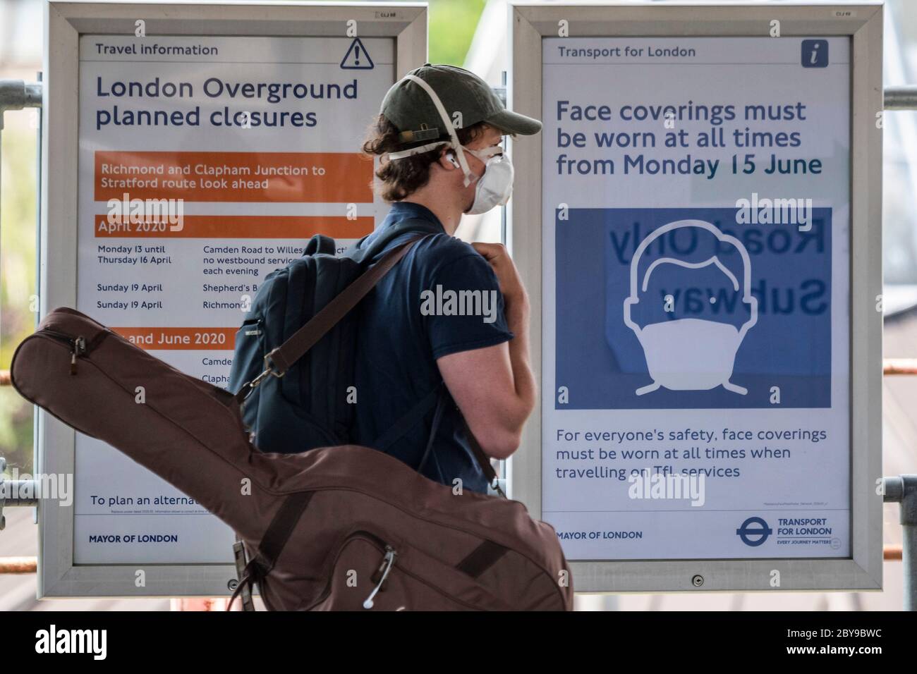 London, Großbritannien. Juni 2020. Viele Menschen tragen Masken - folgen Anweisungen. Clapham Junction führt ein Einbahnstraße-System ein, aber die Passagierzahlen im Schienennetz bleiben dramatisch gesunken, selbst nach der Lockerung der staatlichen Leitlinien. Diejenigen, die Reisen tun, versuchen, die Führung auf 2m soziale Distanzierung zu gehorchen. Die Lockerung der "Lockdown" für den Ausbruch des Coronavirus (Covid 19) in London geht weiter. Kredit: Guy Bell/Alamy Live News Stockfoto