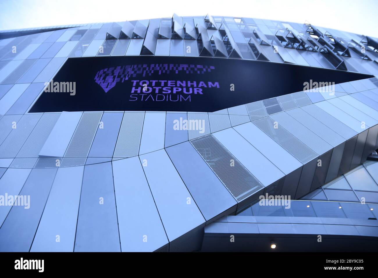 LONDON, ENGLAND - 13. APRIL 2019: Außenansicht des Spielorts vor dem Spiel der Premier League 2018/19 zwischen Tottenham Hotspur und Huddersfield Twon im Tottenham Hotspur Stadium. Stockfoto