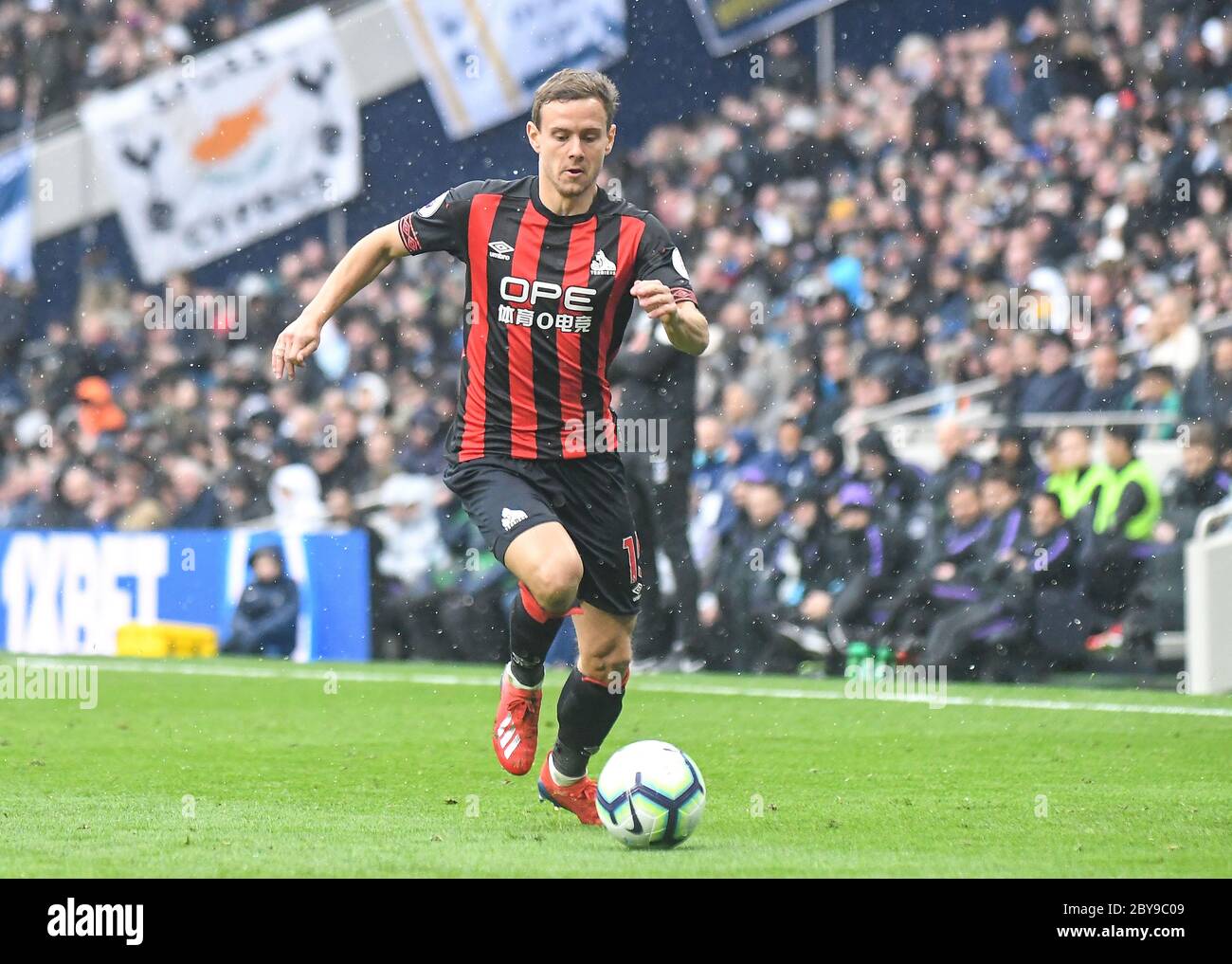 LONDON, ENGLAND - 13. APRIL 2019: Chris Lowe von Huddersfield im Bild während des 2018/19 Premier League Spiels zwischen Tottenham Hotspur und Huddersfield Twon im Tottenham Hotspur Stadium. Stockfoto