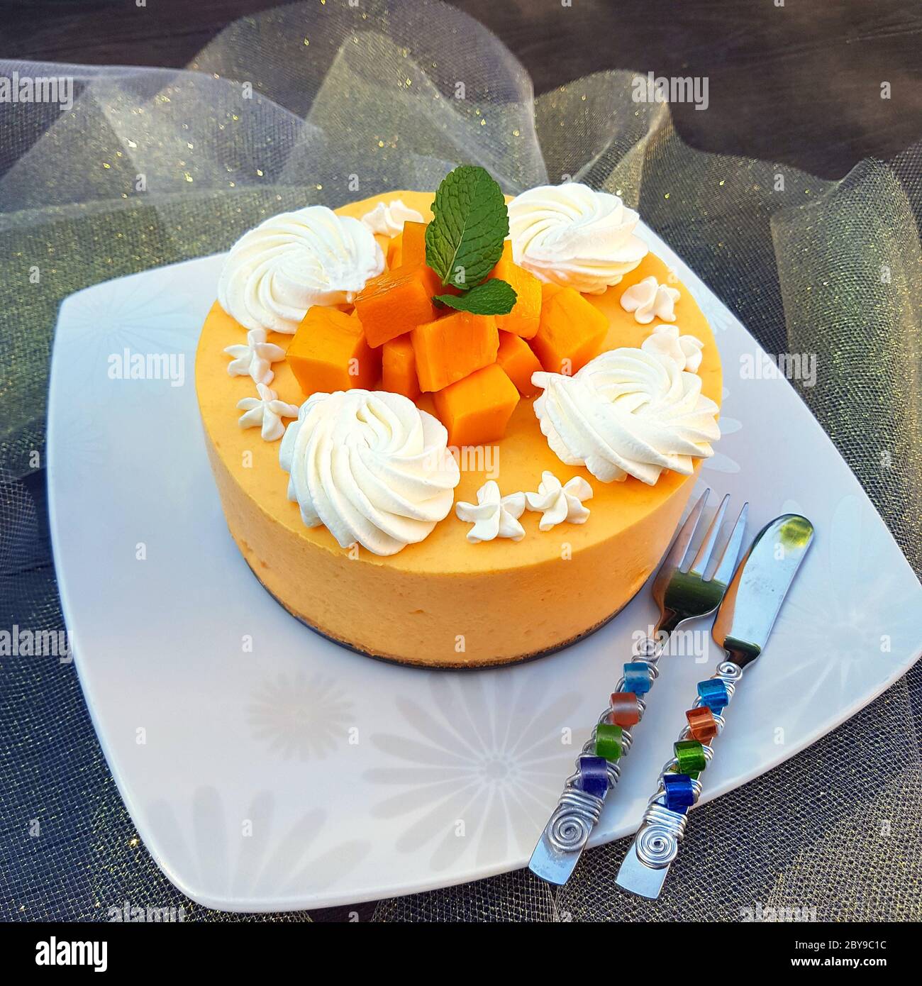 Hausgemachter Mango Mousse Cake Stockfoto
