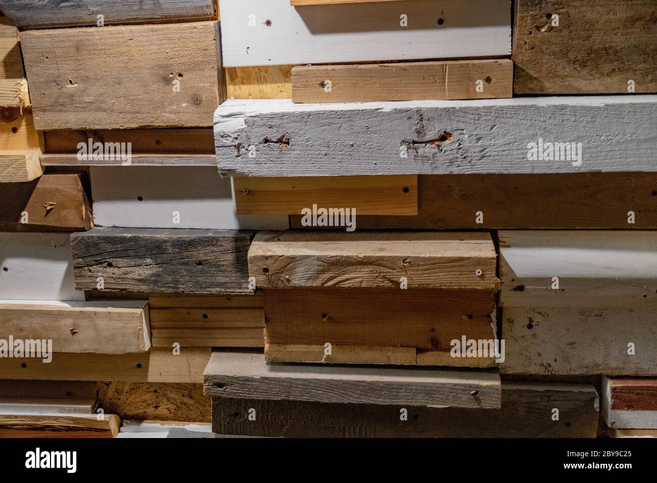 Dreidimensionaler abstrakter Hintergrund aus zurückgewonnenen Holzplanken mit rauhen zerkratzten und beschädigten Oberflächen Stockfoto