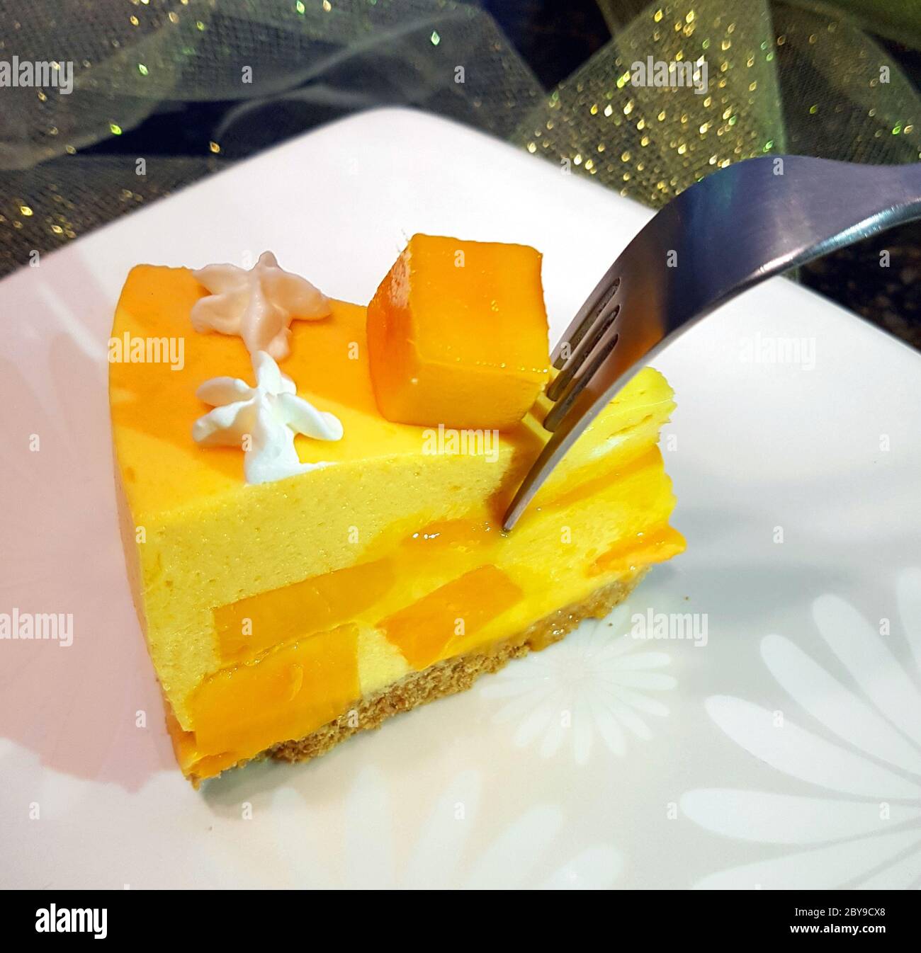 Hausgemachter Mango Mousse Cake Stockfoto