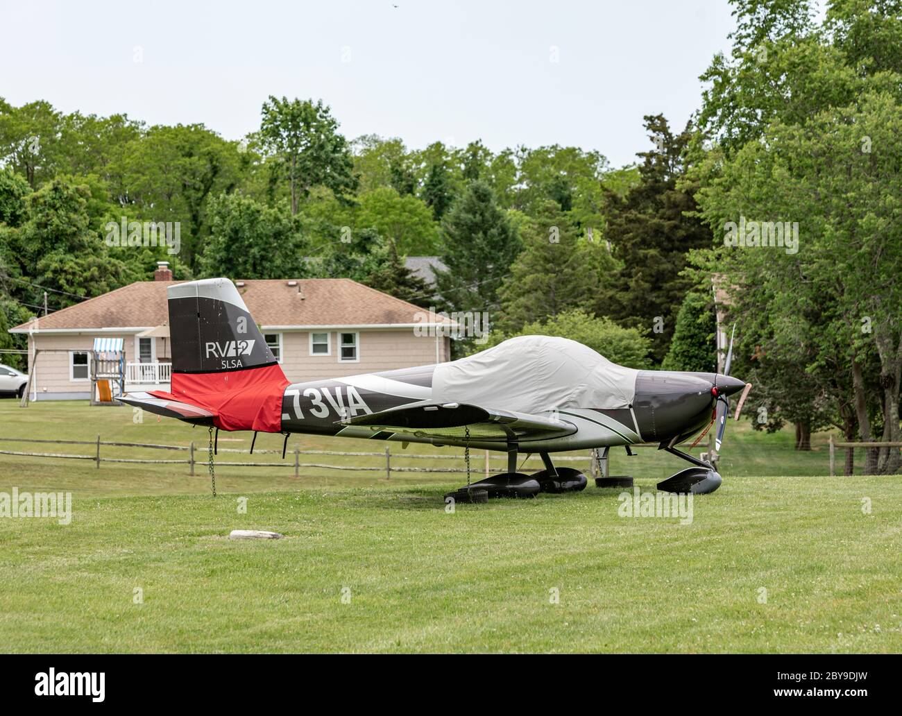 Kleines einmotorige Flugzeug am Shelter Island Flughafen, Shelter Island, NY Stockfoto