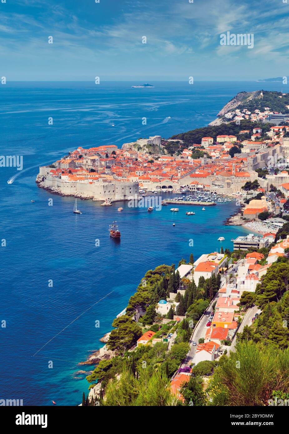 Dubrovnik, Gespanschaft Dubrovnik-Neretva, Kroatien. Gesamtansicht der Altstadt und des Hafens. Die Altstadt von Dubrovnik ist ein UNESCO-Weltkulturerbe. Stockfoto