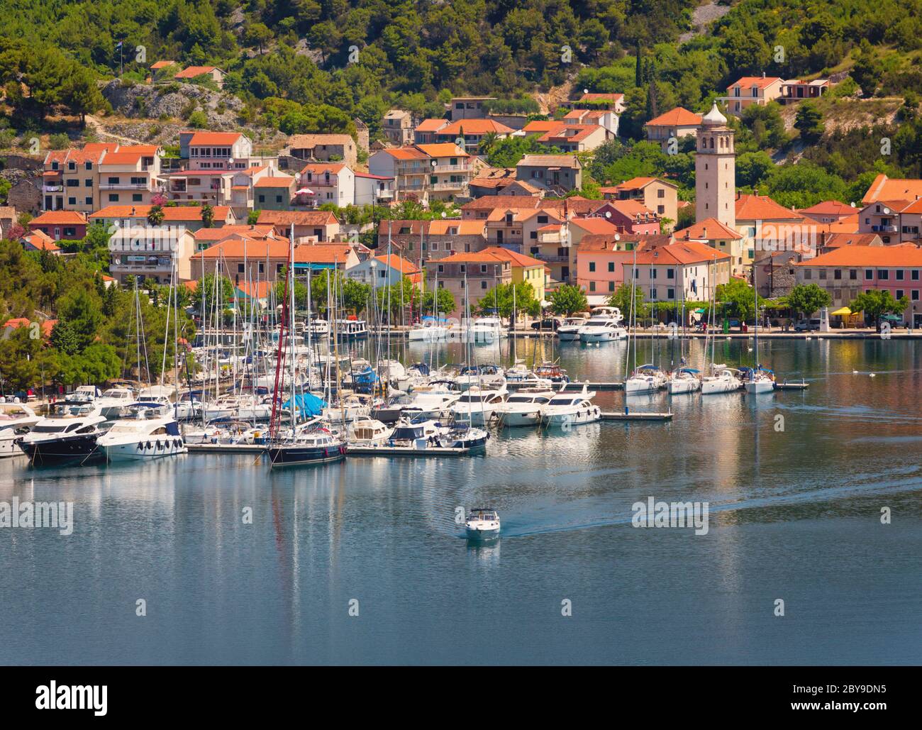 Skradin, Gespanschaft Sibenik-Knin, Kroatien. Freizeitboot im Hafen mit Stadt dahinter. Die Stadt steht am Fluss Krka und am Eingang zum Krka N Stockfoto