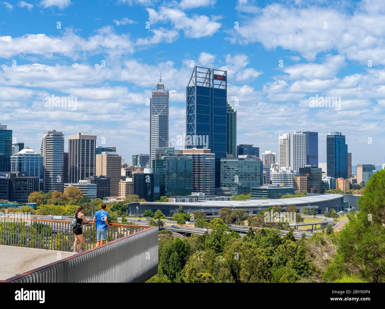 Ein Paar blickt vom King's Park, Perth, Western Australia, Australien auf die Skyline des Central Business District Stockfoto