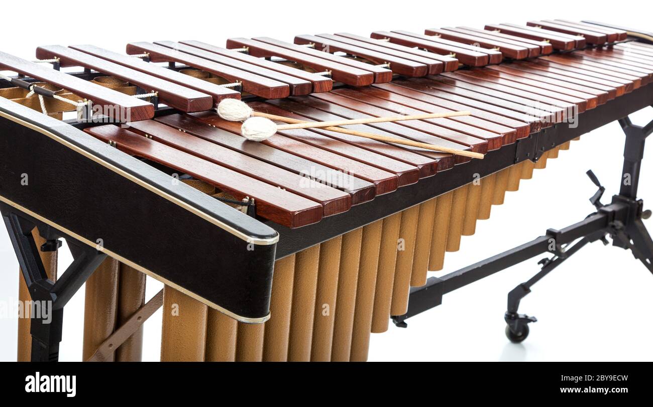 Eine Marimba mit Schlägel auf Weiß Stockfoto