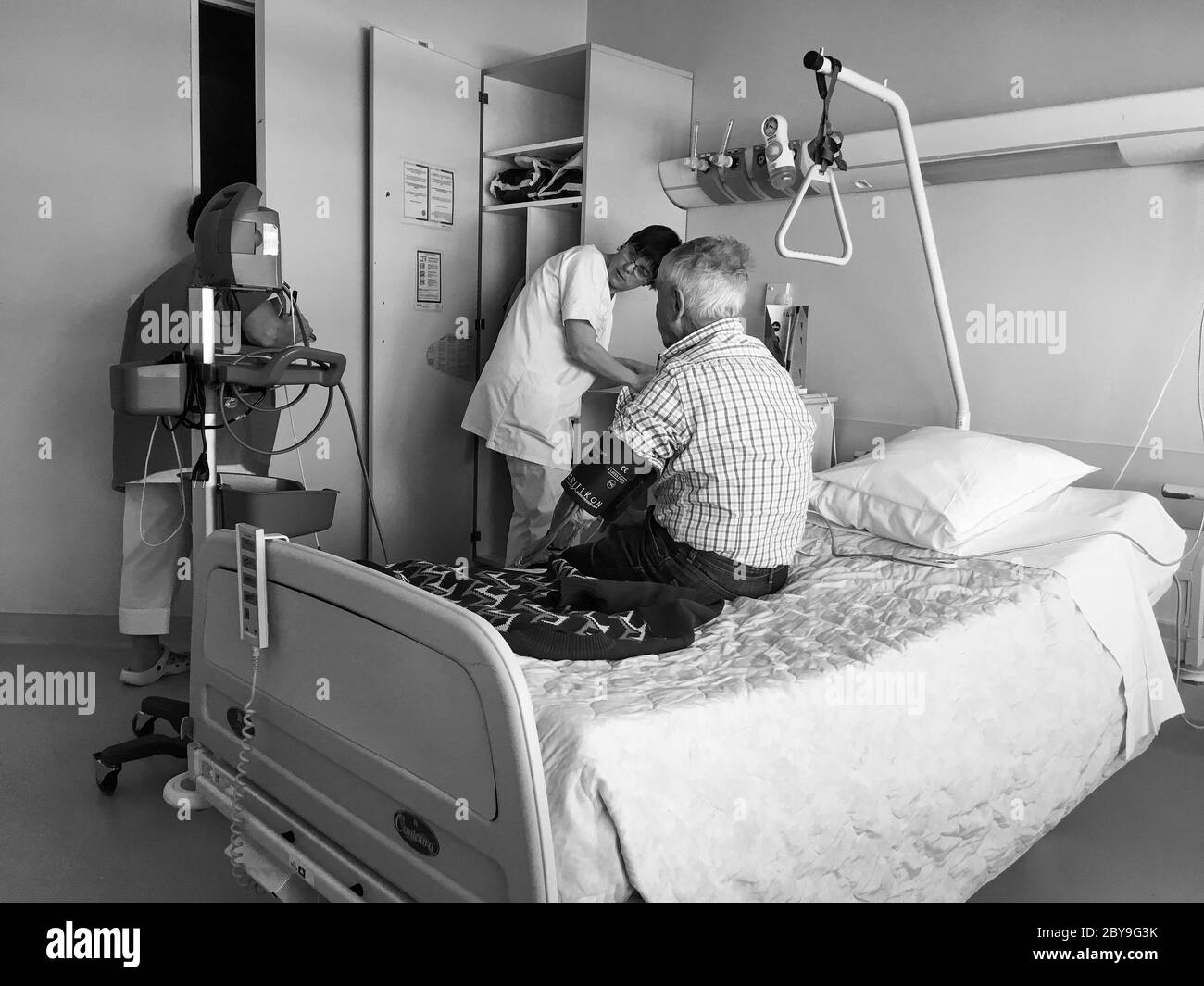 91 Jahre alter Mann in einem Krankenhauszimmer, Lyon, Frankreich Stockfoto