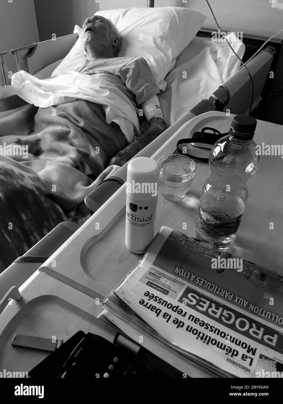 91 Jahre alter Mann in einem Krankenhauszimmer, Lyon, Frankreich Stockfoto