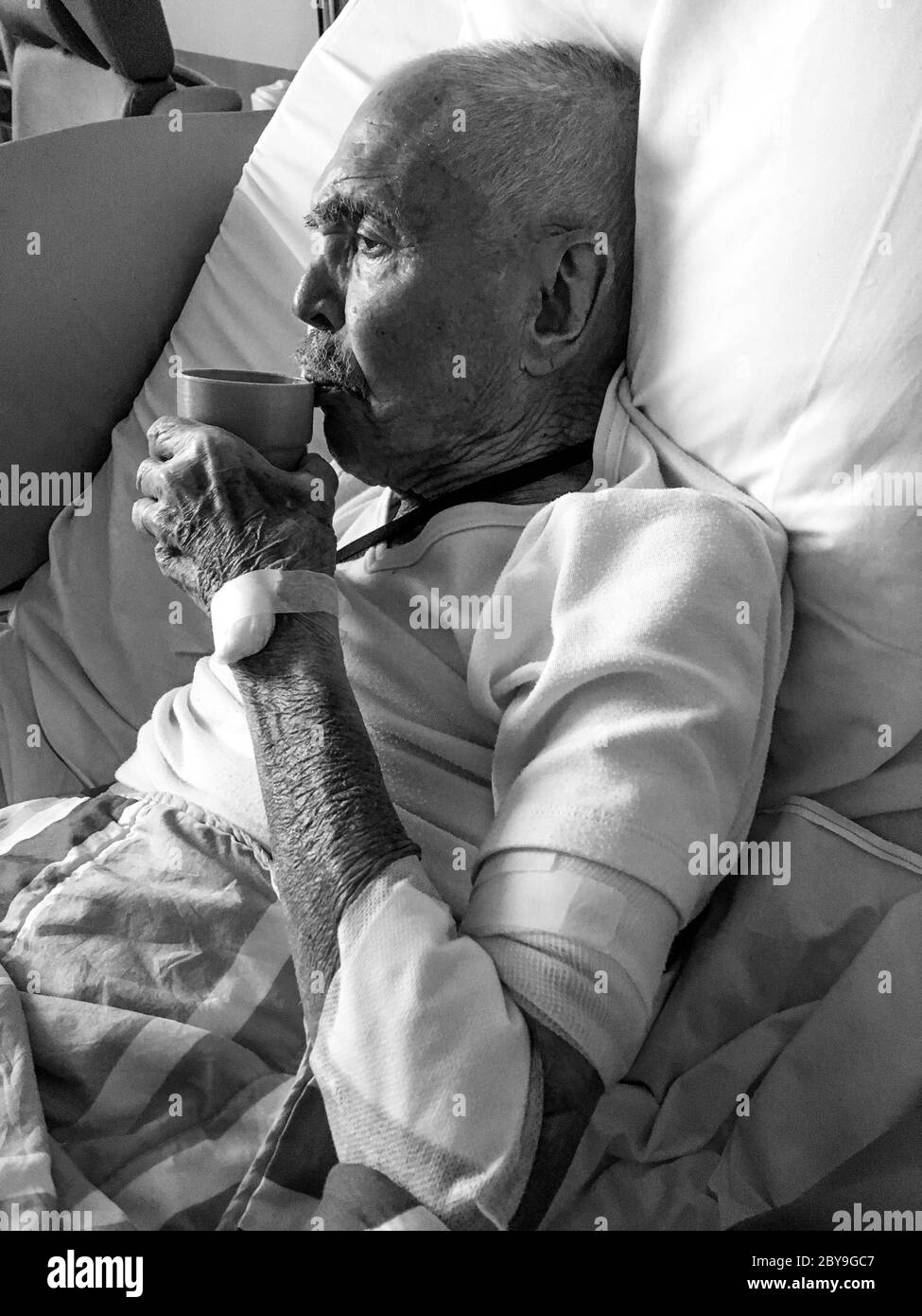 92 Jahre alter Mann in einem Krankenhauszimmer, Lyon, Frankreich Stockfoto