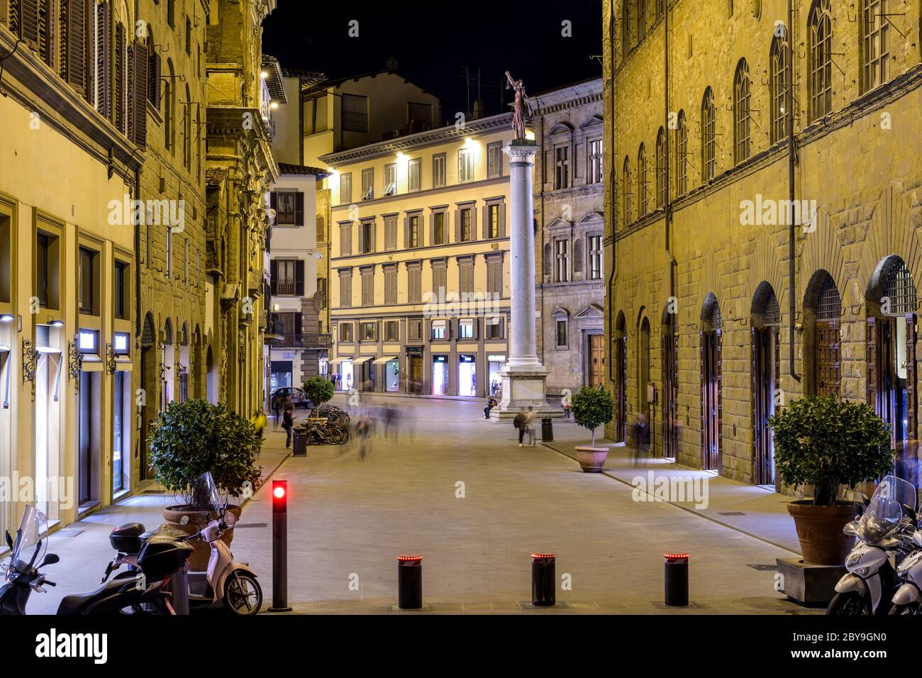 Piazza Santa Trinita - Nachtansicht der Piazza Santa Trinita mit einer antiken römischen Säule - Justizsäule in der Mitte, Florenz, Italien. Stockfoto