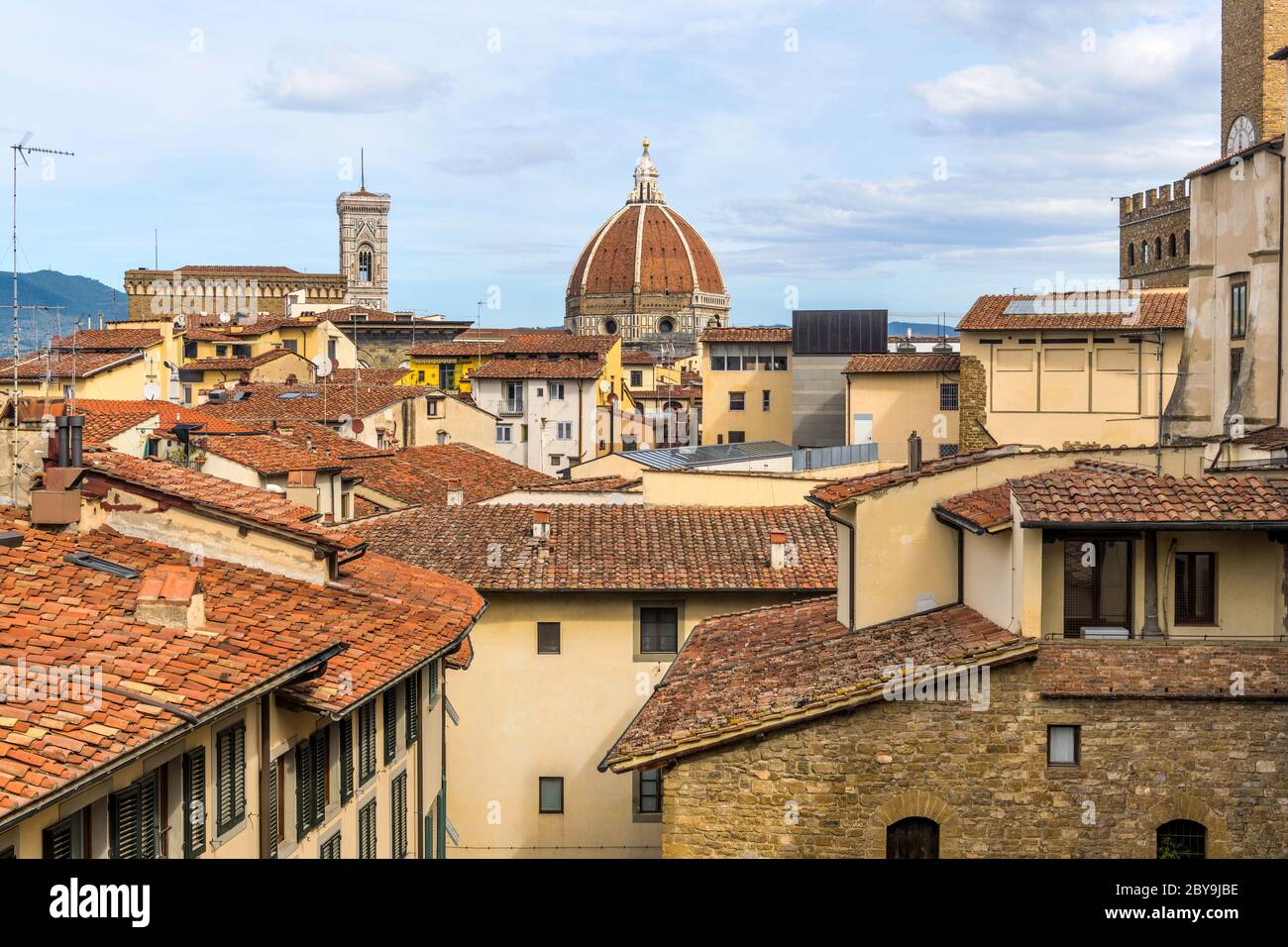 Altstadt - Blick auf die Altstadt von Florenz auf dem Dach, mit Giottos Campanile und Brunelleschi's Dom von Florenz im Zentrum. Florenz, Italien. Stockfoto
