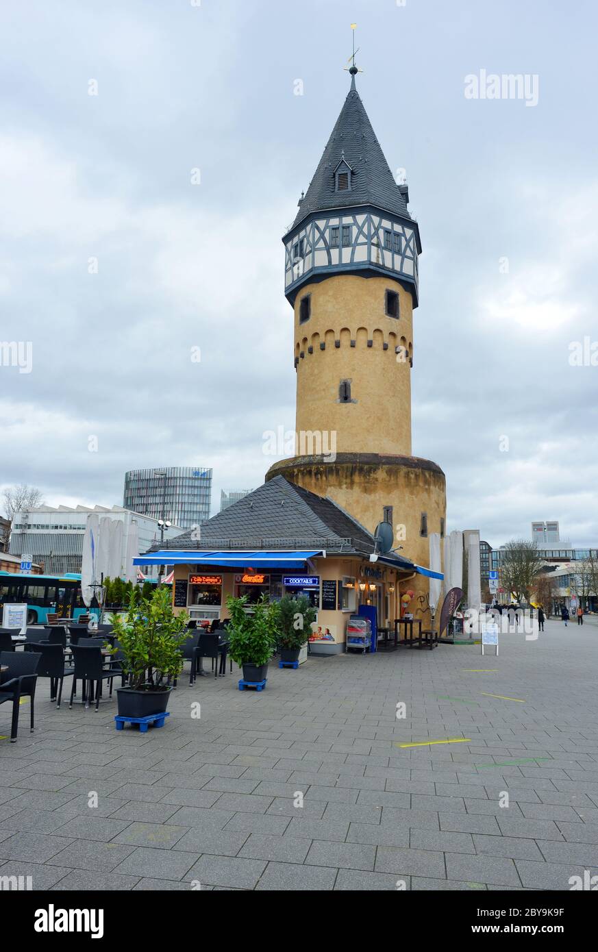 Frankfurt Main, Deutschland 03-11-2020 historischer Wartturm - Turm Bockenheimer Warte Stockfoto