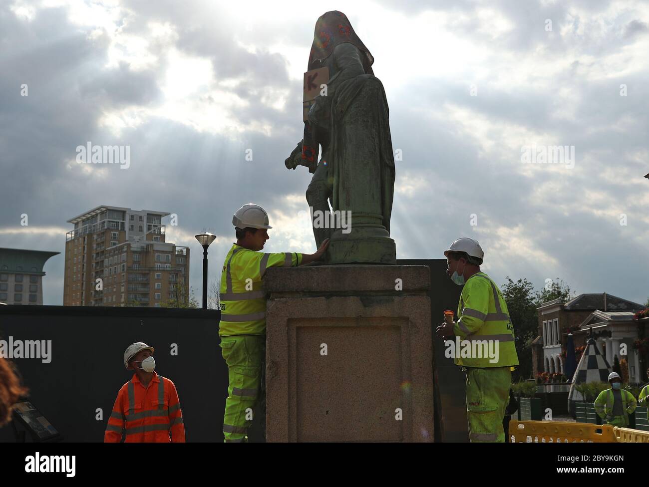 Arbeiter bereiten sich darauf vor, eine Statue des Sklavenbesitzers Robert Milligan am West India Quay, East London, abzubauen, während die Labour Councils in ganz England und Wales beginnen, Denkmäler und Statuen in ihren Städten zu überprüfen. Nach einem Protest wurden in Bristol die Statue eines Sklavenhändlers von Anti-Rassismus-Aktivisten niedergerissen. Stockfoto