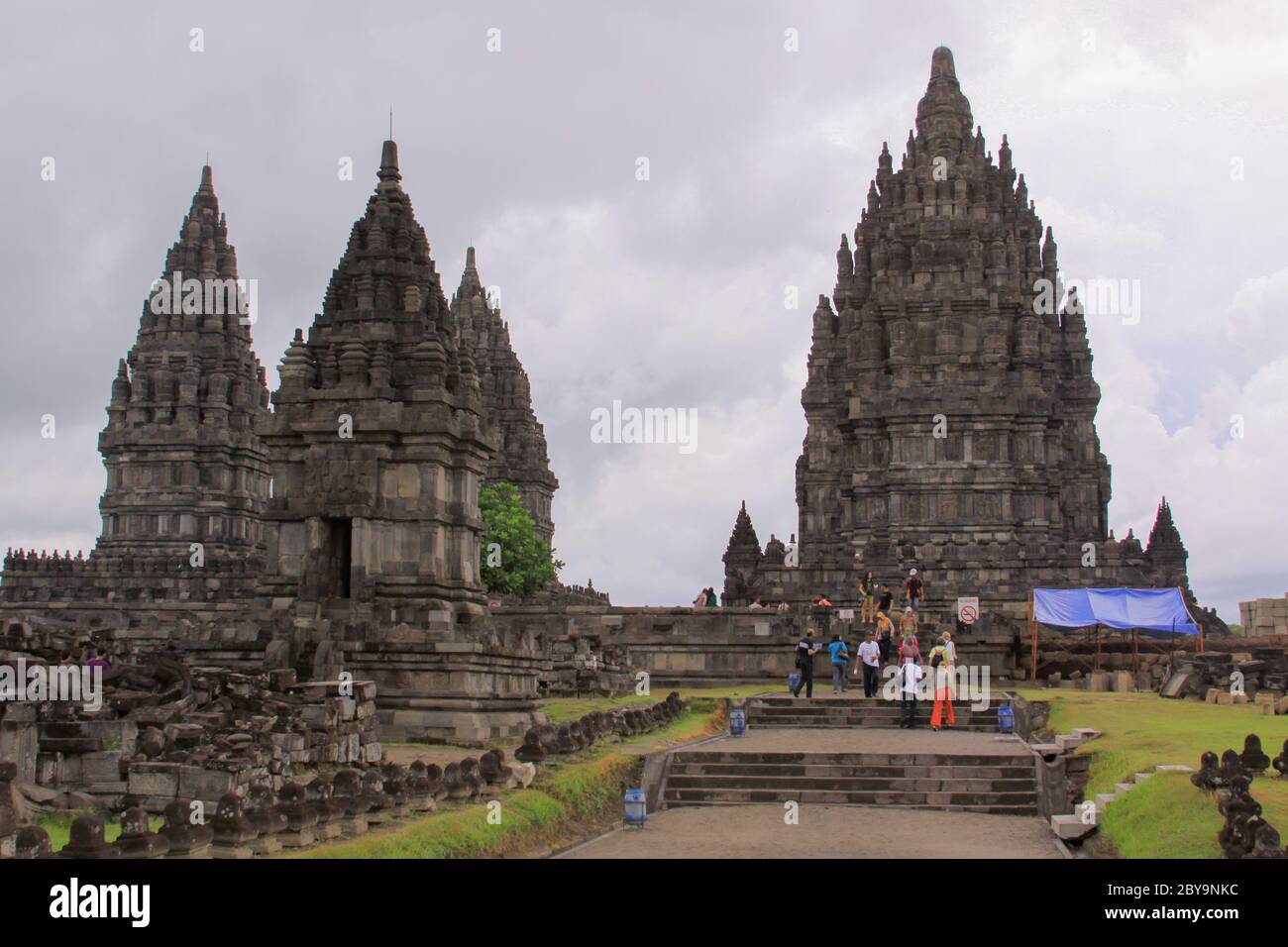 Berühmter Prambanan hindu Tempel, Yogyakarta, Java, Indonesien. Candi Prambanan von einer Seite gesehen. Steinstrukturen und Schutt an ikonischen Reise destinati Stockfoto