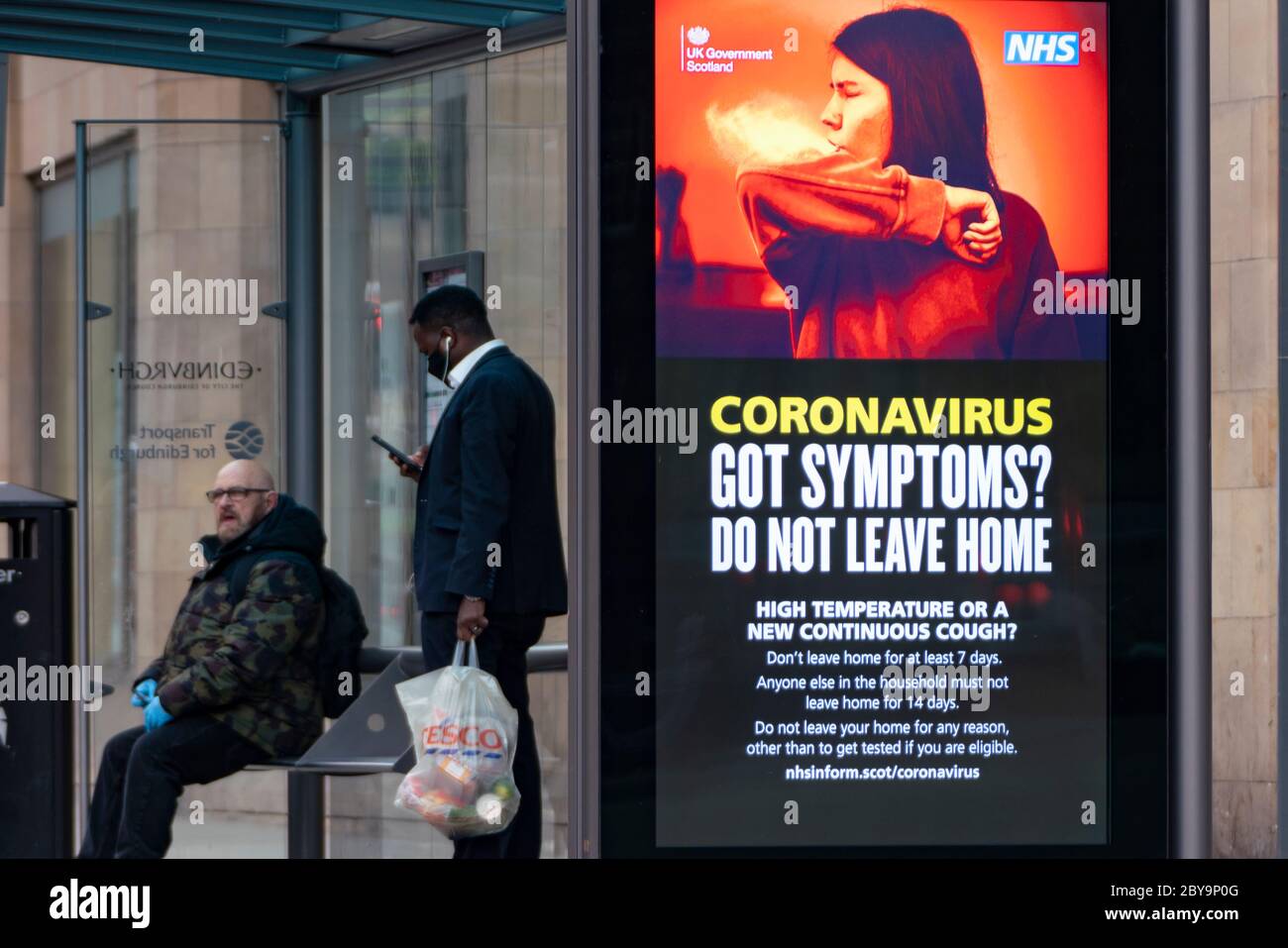 Edinburgh, Schottland, Großbritannien. Juni 2020. In den öffentlichen Bereichen der Stadt sind immer noch Warnschilder für die Gesundheit des Coronavirus angebracht. Iain Masterton/Alamy Live News Stockfoto