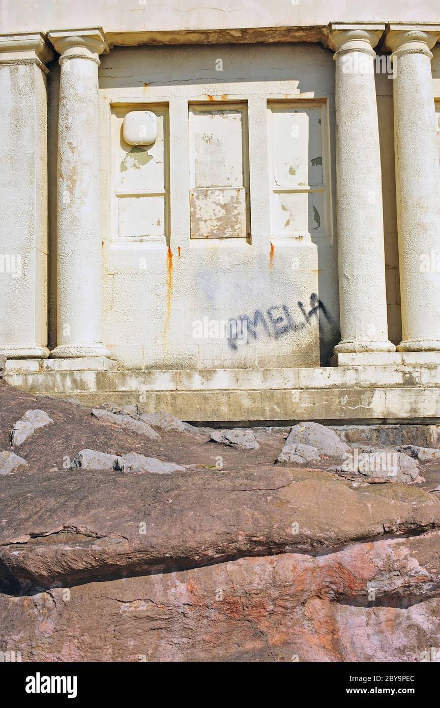 Altes Gebäude mit Kolonnaden Wand und Fenster Spray weiß gestrichen Stockfoto