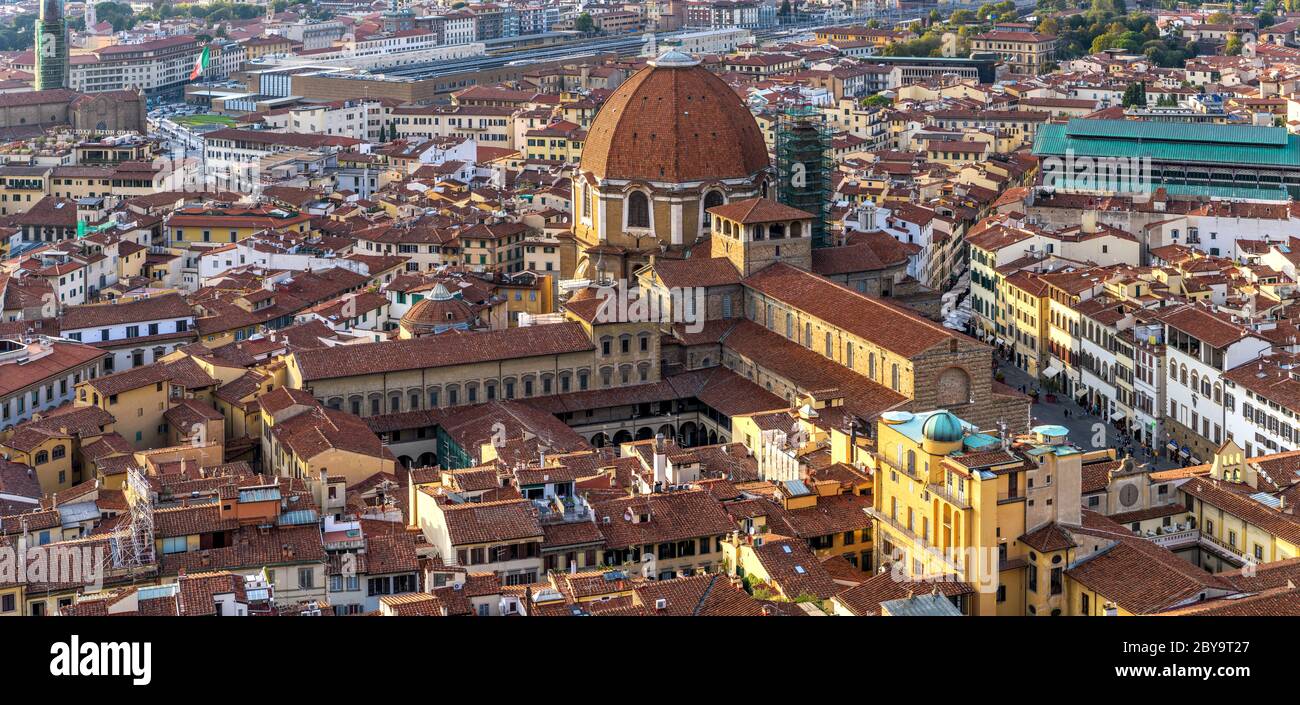 Basilica of Saint Lawrence - Luftaufnahme der Basilika von Saint Lawrence im Nordosten der Altstadt von Florenz. Florenz, Toskana, Italien. Stockfoto