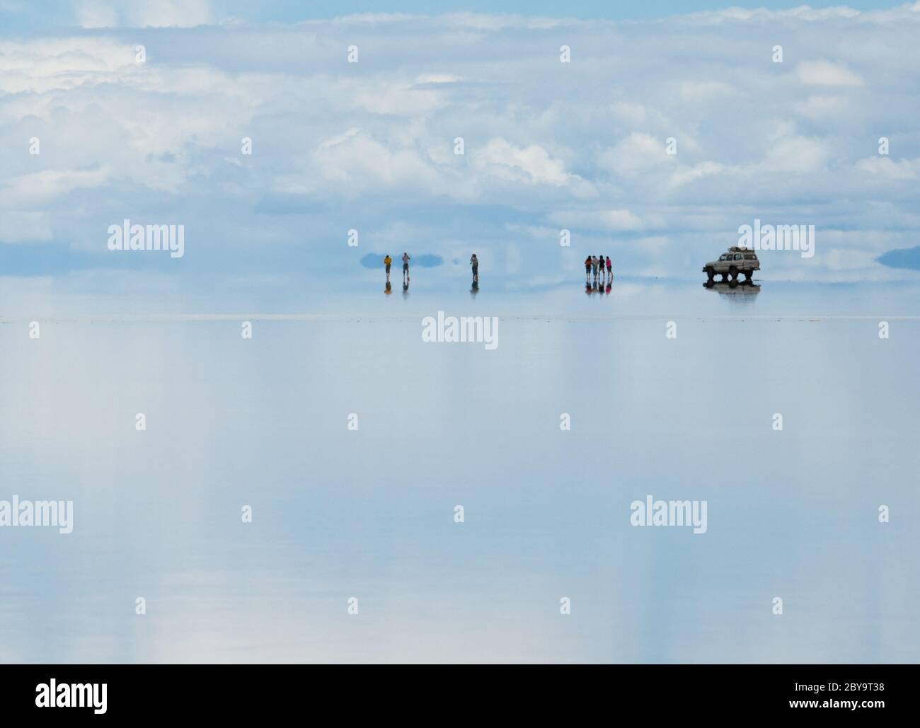 Silhouetten von Reisenden, die sich im Wasser spiegeln Stockfoto