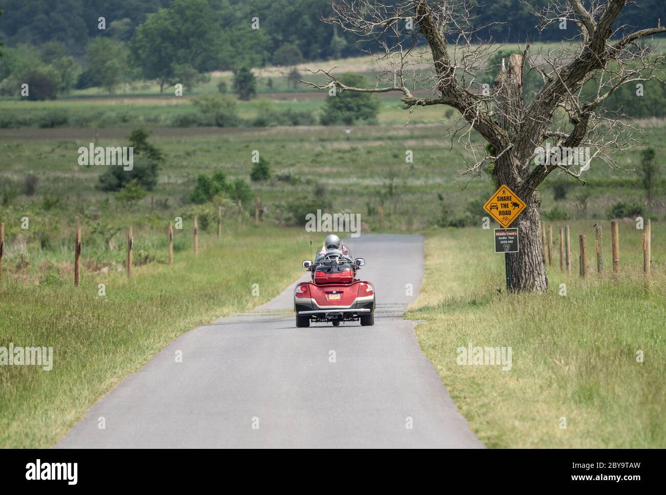 Lancaster County, Pennsylvania: 4. Juni 2020 - Senior Mann, der auf der Landstraße mit einem dreirädrigen Motorrad unterwegs ist. Stockfoto