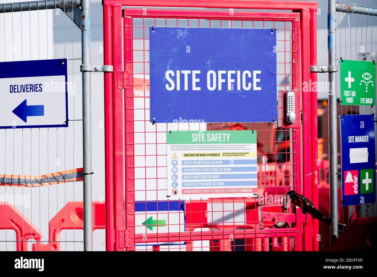 Erste-Hilfe-Standort Büroschild auf Baustelle Baustellen Tür Eingang Zaun Stockfoto