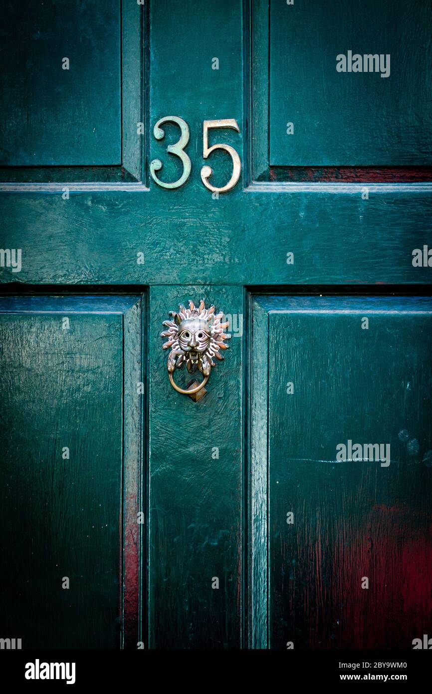 Hausnummer 35 mit exotischem Türklopfer Stockfoto