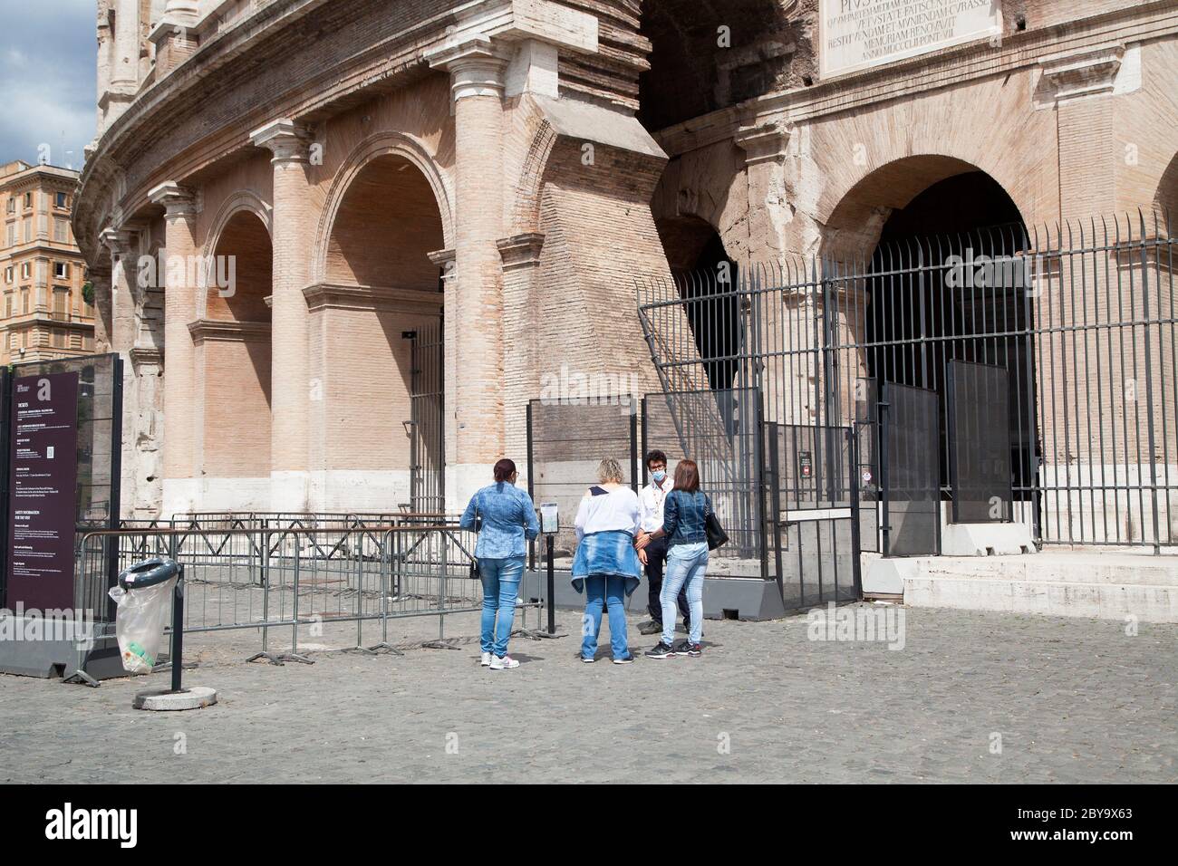 Italien Wiedereröffnung, Start Phase 3. Personen, die eine Schutzmaske tragen, gehen am Dienstag, den 02. Juni 2020 in Rom in der Straße Fori Imperiali nahe dem Kolosseum (Colosseo) umher. Stockfoto