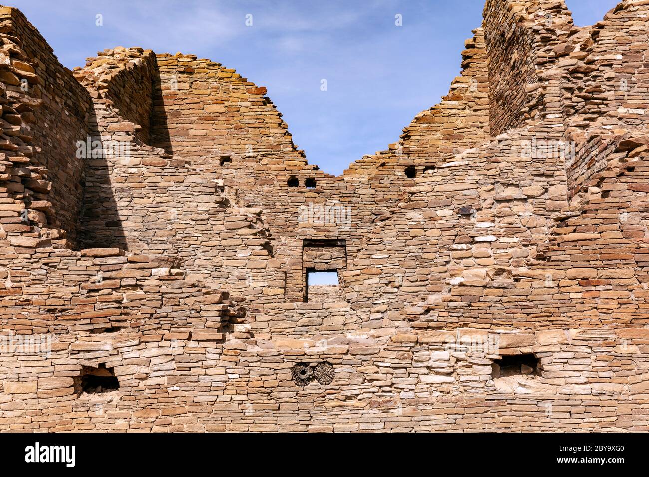 NM00598-00...NEW MEXICO - Mauerwerk Steinmauern Pueblo De Arroyo gebaut von den frühen Chaco Menschen. Chaco Kultur National Historic Park. Stockfoto