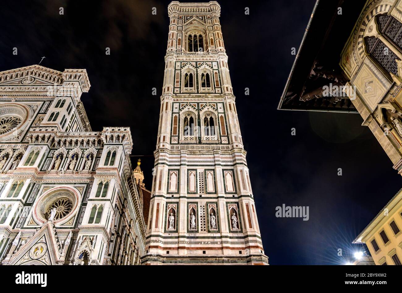 Giottos Campanile bei Nacht - EIN Blick aus dem tiefen Winkel auf Giottos Campanile der Kathedrale von Florenz. Florenz, Toskana, Italien. Stockfoto