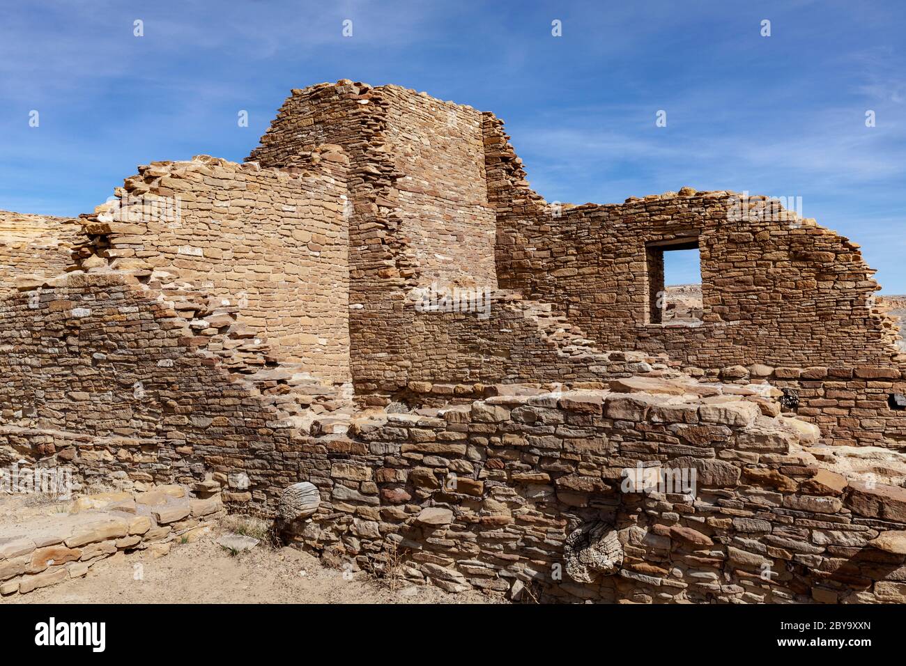 NM00599-00...NEW MEXICO - Mauerwerk Steinmauern Pueblo De Arroyo gebaut von den frühen Chaco Menschen. Chaco Kultur National Historic Park. Stockfoto