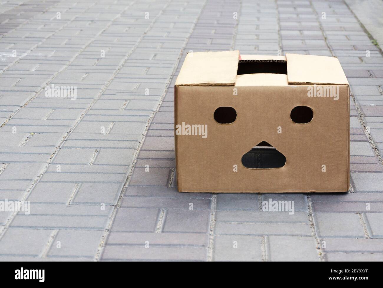 Box mit einem Blick der Überraschung auf dem Bürgersteig Gasse Stockfoto