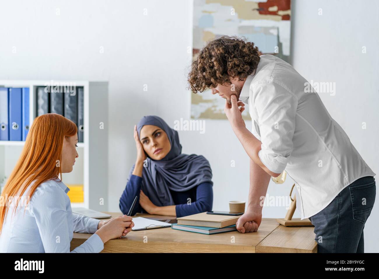 Kollegen denken über neue Ideen nach. Brainstorming-Meeting im Büro Stockfoto