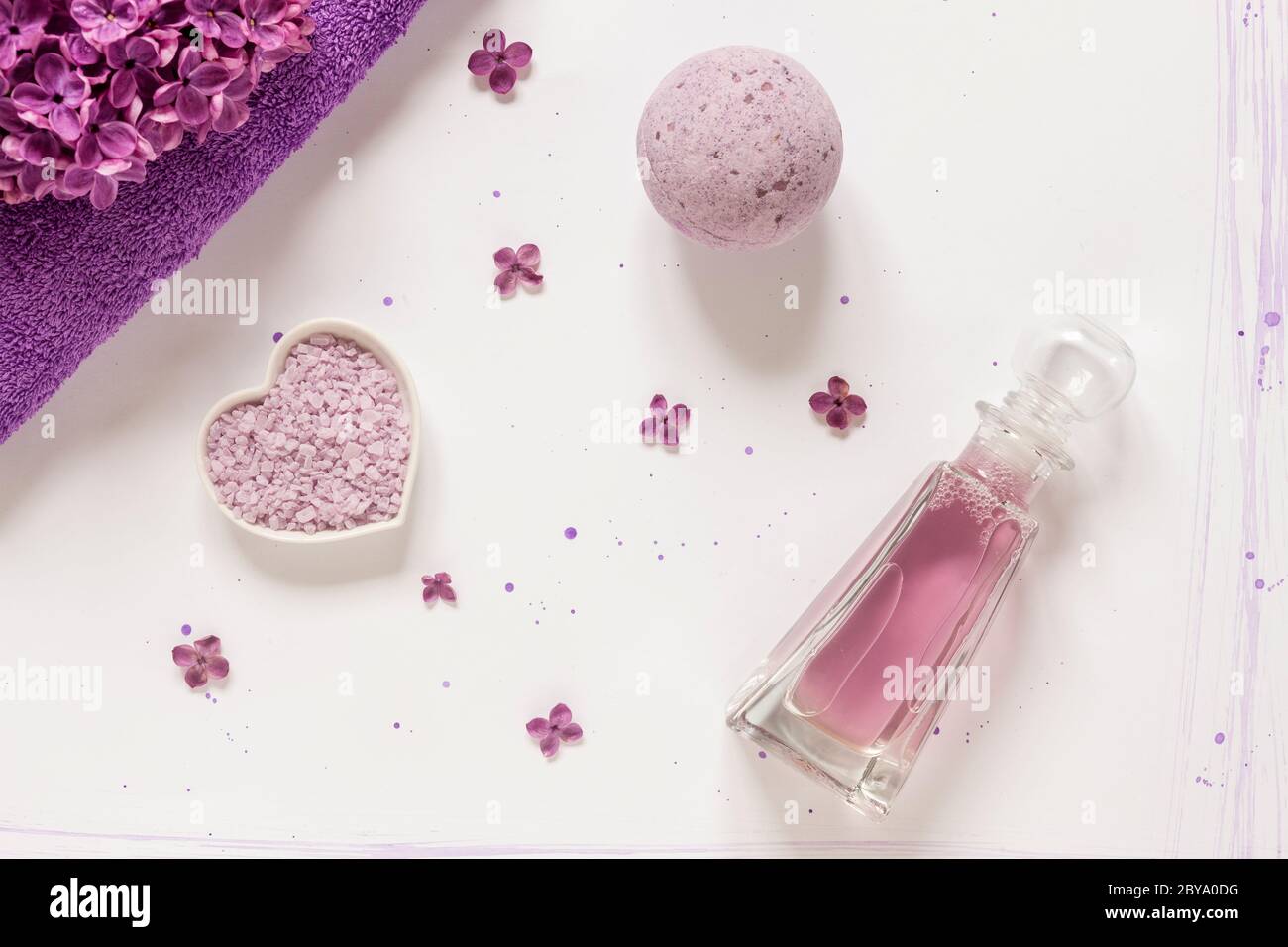 Lila Blüten, aromatisches Meersalz, Badeblumne, lila Duft und Handtücher. Konzept für Spa, Beauty-und Health-Salon, Kosmetik-Shop. Nahaufnahme Foto ein Stockfoto