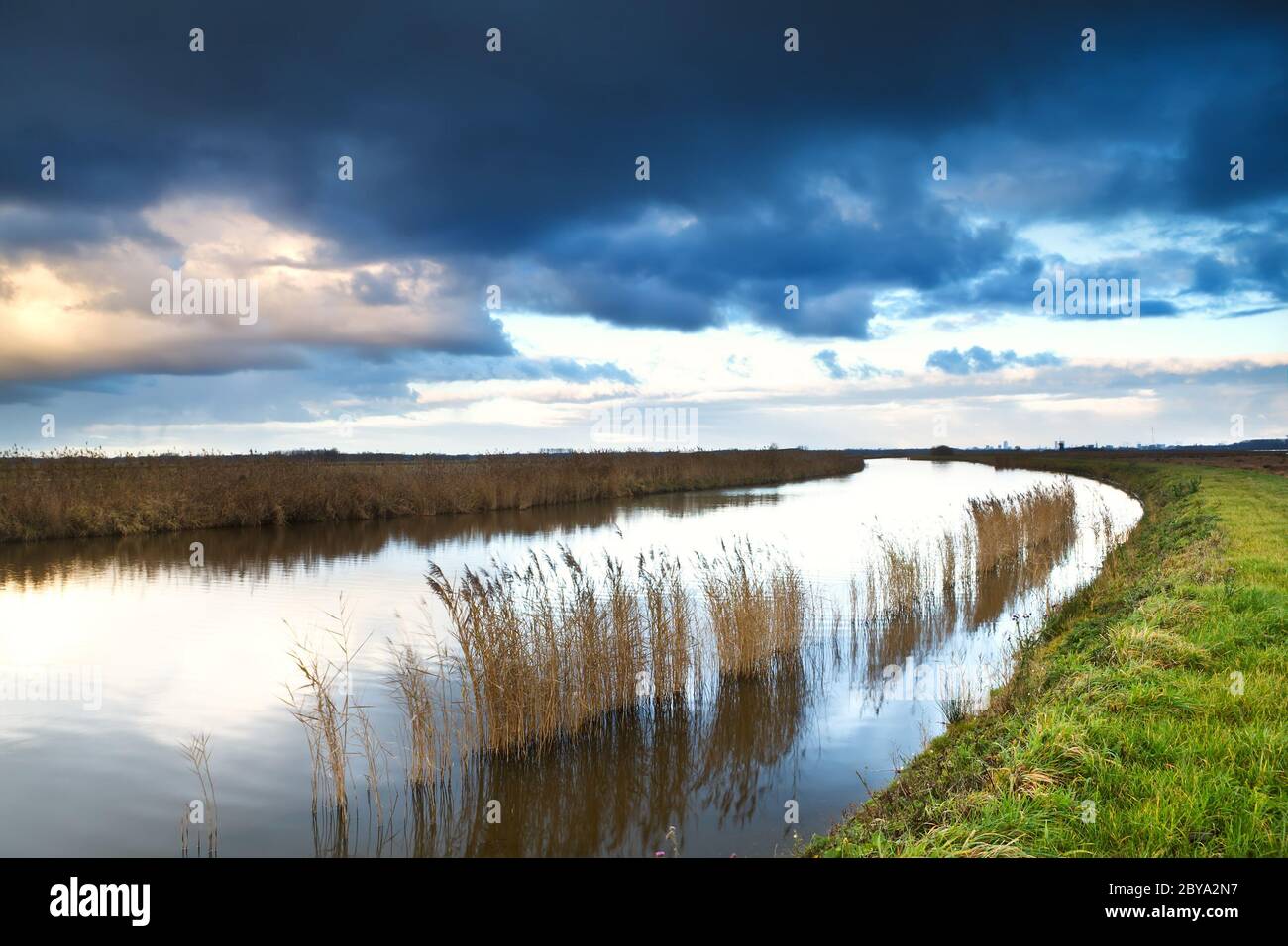 Wolkenlandschaft über dem Fluss Stockfoto