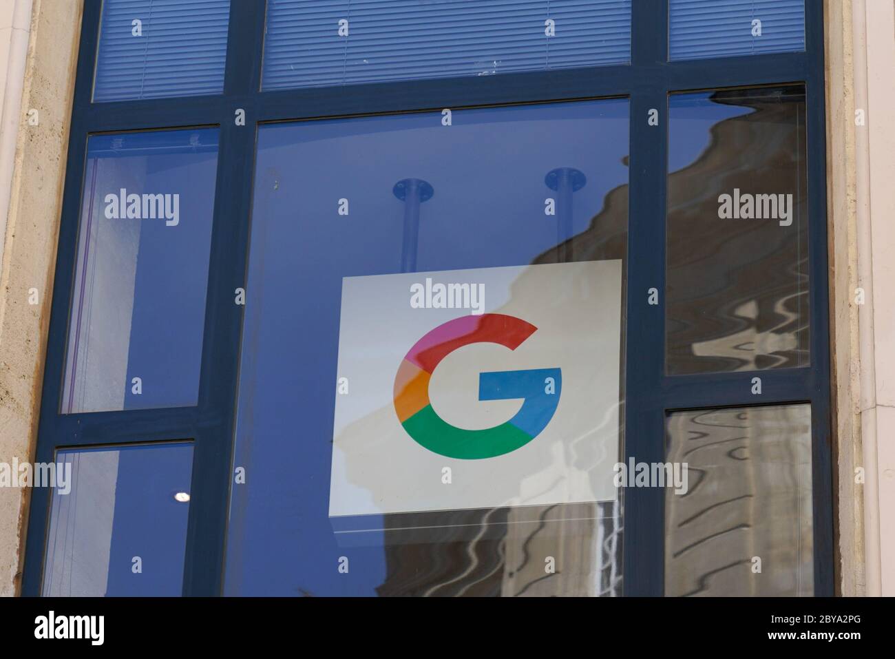 Bordeaux , Aquitaine / Frankreich - 06 06 2020 : Google Zeichen Logo auf dem Bau der amerikanischen multinationalen Konzern von Internet-Diensten Stockfoto