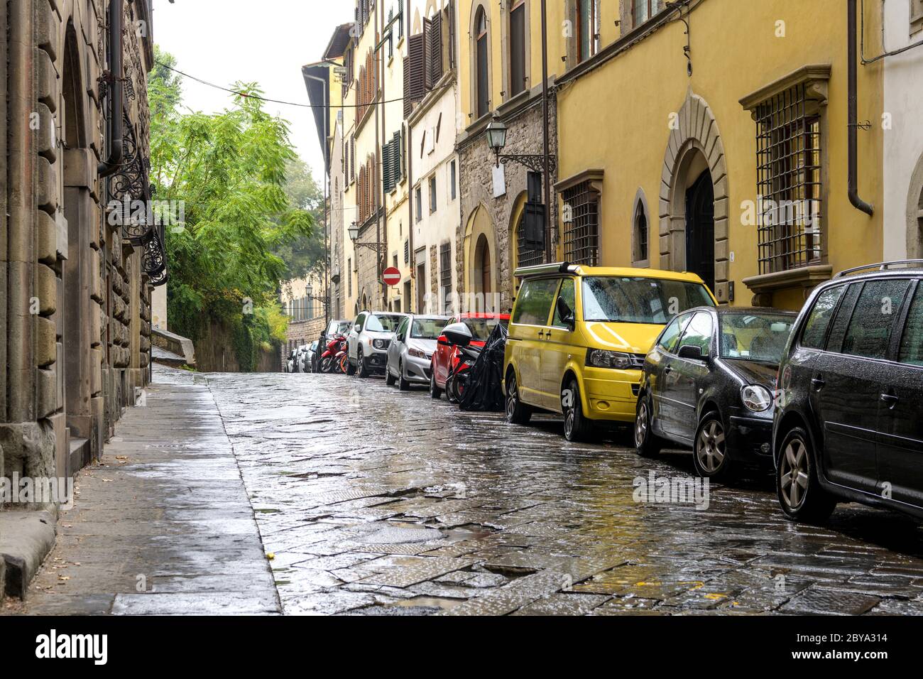 Regentalley - ein Herbst regnerischer Tag in einer ruhigen Seitenstraße eines Wohnviertels in der historischen Altstadt von Florenz. Toskana, Italien. Stockfoto