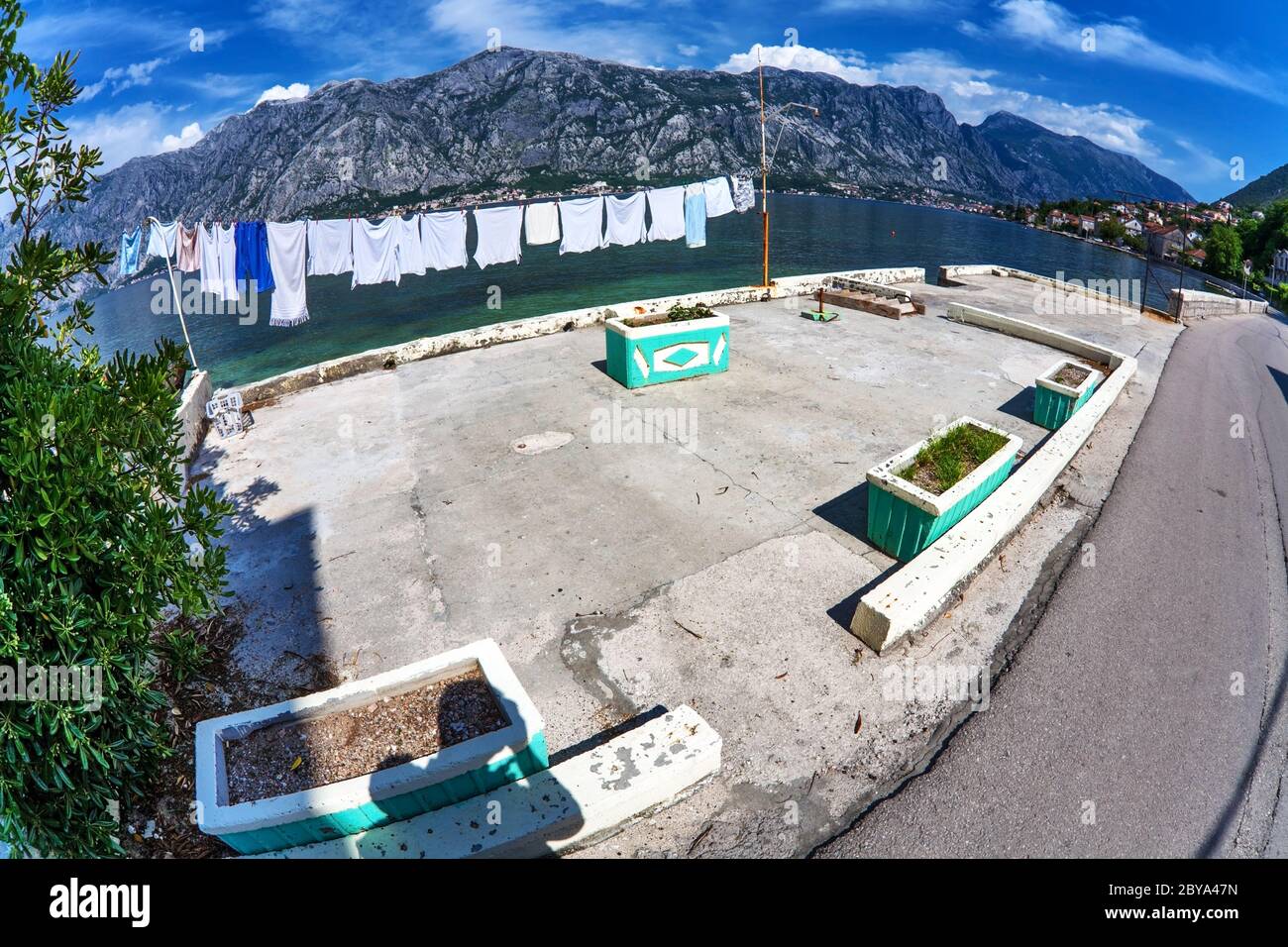 Nasse Kleidung trocknet auf dem Pier in der Nähe des Meeres Stockfoto