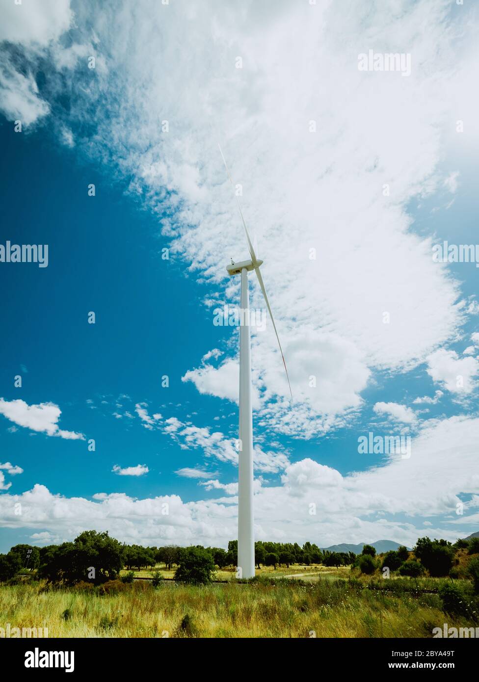 Windturbine mit schönem blauen Himmel Stockfoto