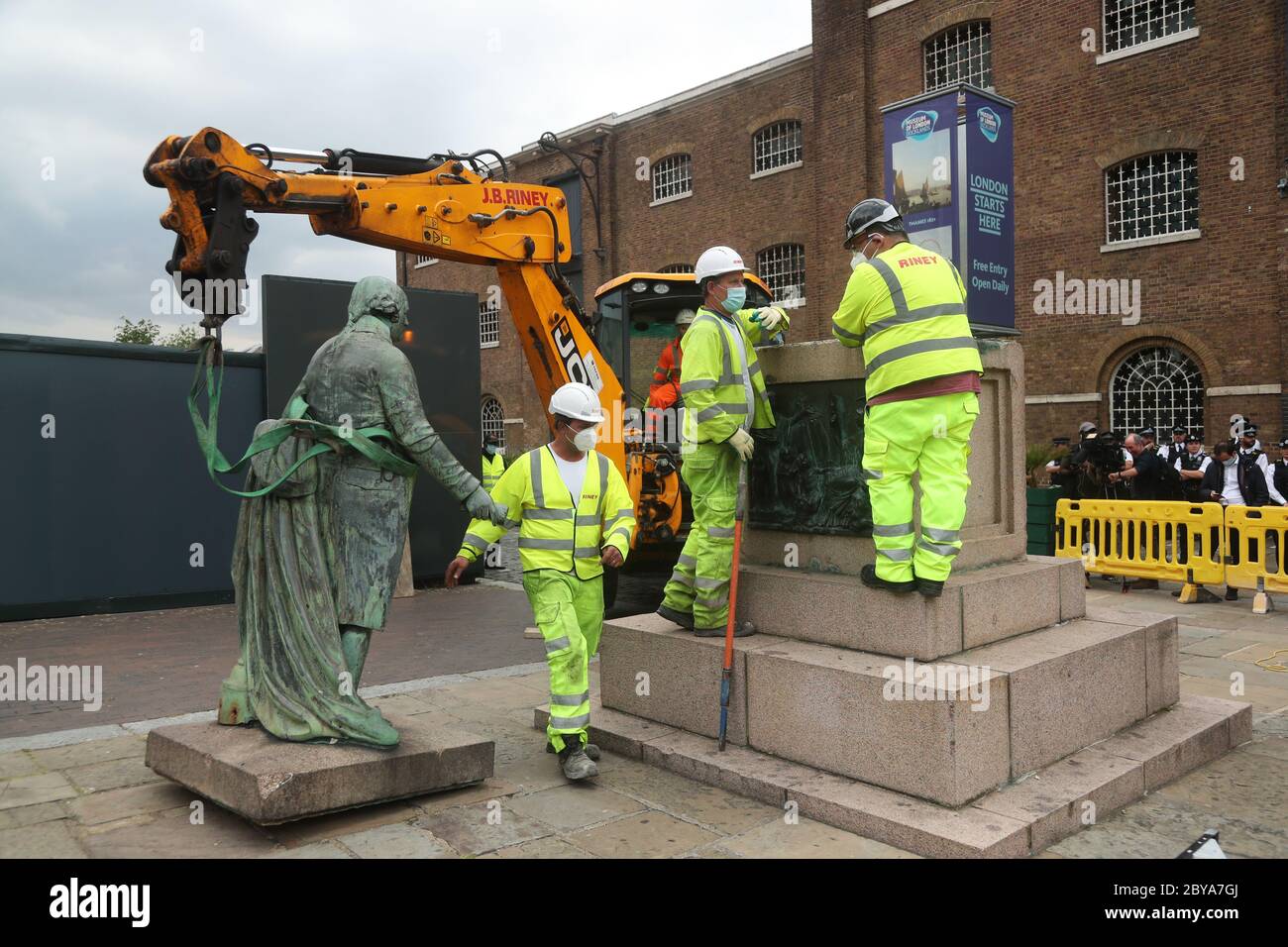 Arbeiter bereiten sich darauf vor, eine Statue des Sklavenbesitzers Robert Milligan am West India Quay, East London, abzubauen, während die Labour Councils in ganz England und Wales beginnen, Denkmäler und Statuen in ihren Städten zu überprüfen. Nach einem Protest wurden in Bristol die Statue eines Sklavenhändlers von Anti-Rassismus-Aktivisten niedergerissen. Stockfoto