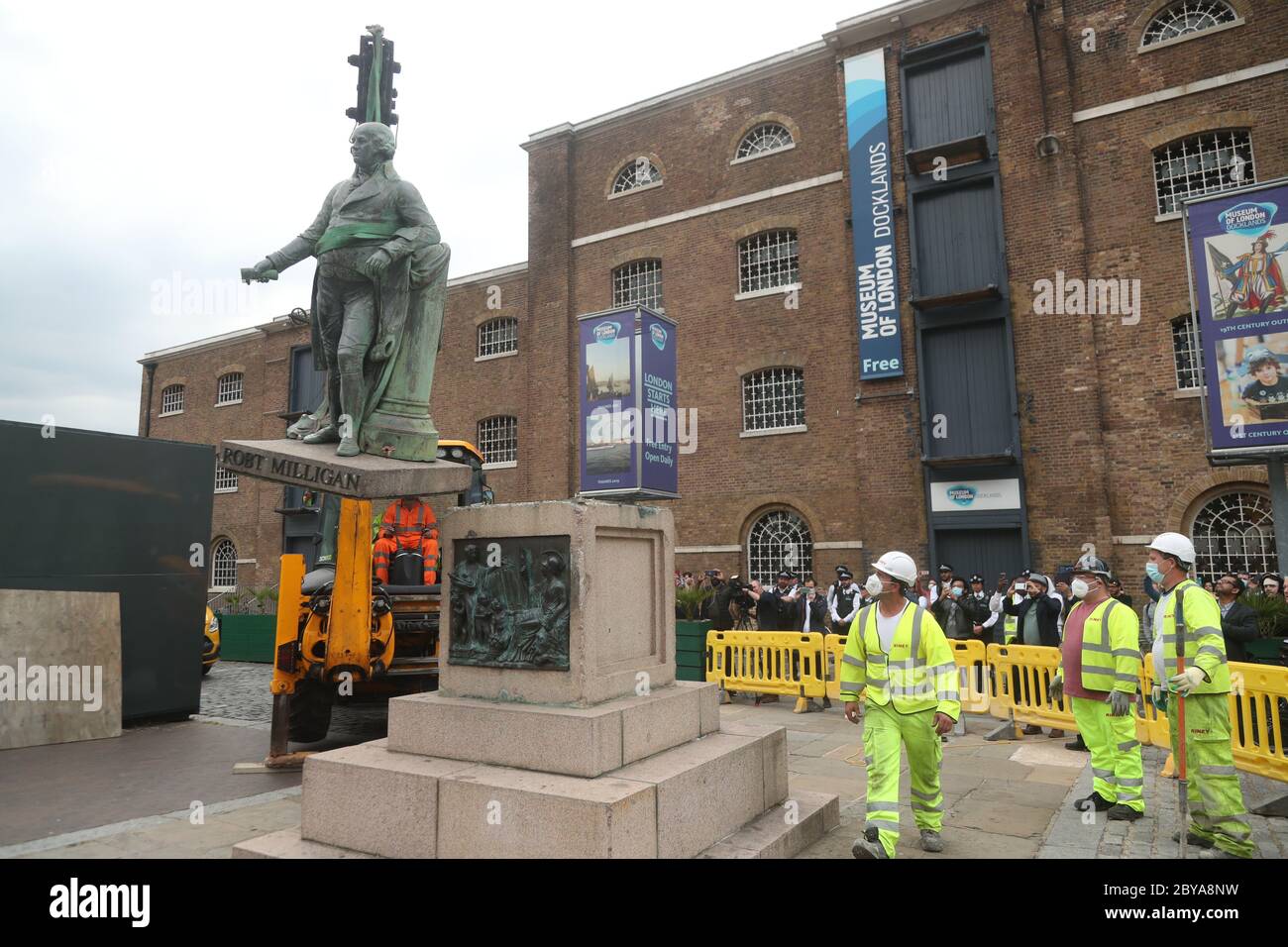 Arbeiter bereiten sich darauf vor, eine Statue des Sklavenbesitzers Robert Milligan am West India Quay, East London, abzubauen, während die Labour Councils in ganz England und Wales beginnen, Denkmäler und Statuen in ihren Städten zu überprüfen. Nach einem Protest wurden in Bristol die Statue eines Sklavenhändlers von Anti-Rassismus-Aktivisten niedergerissen. Stockfoto