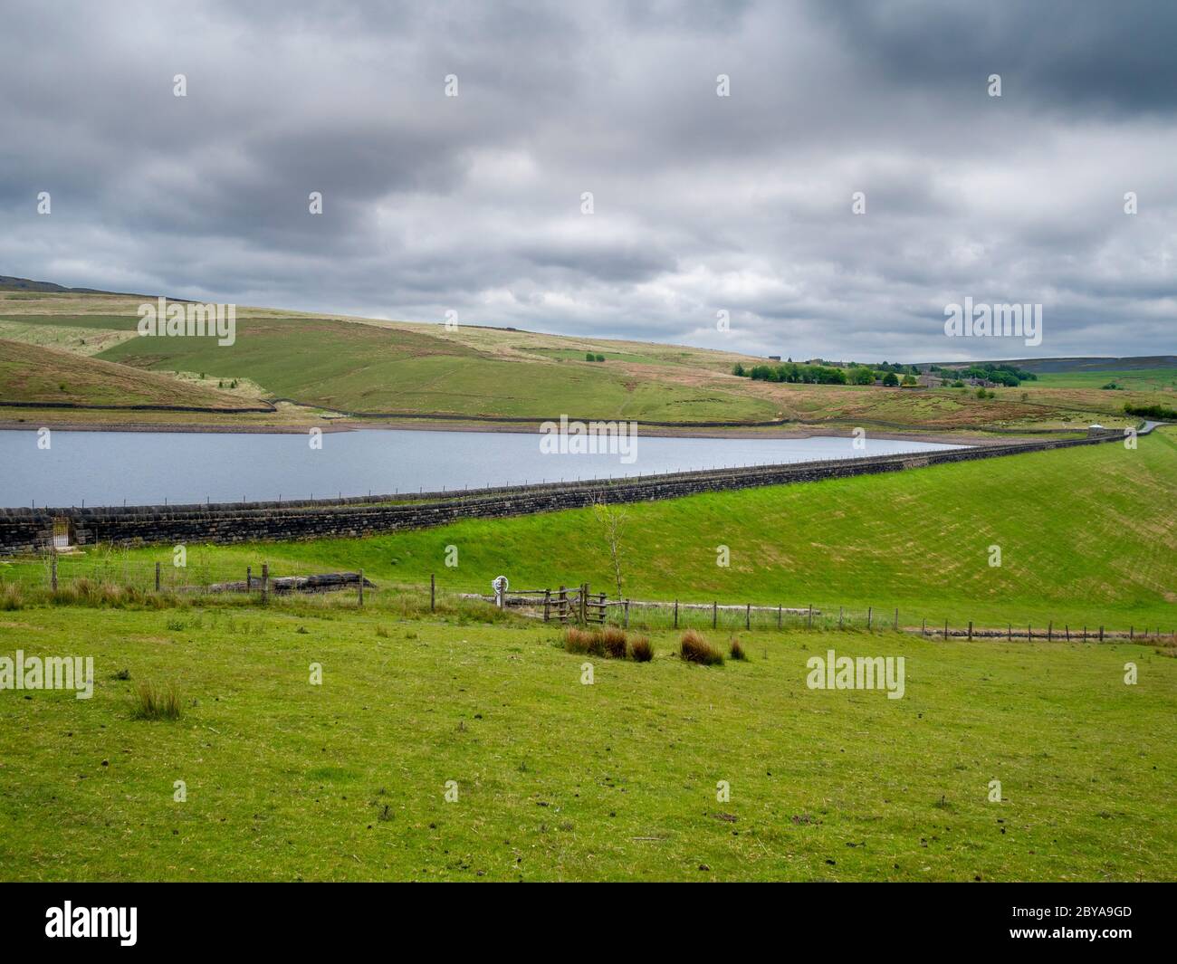 Staumauer und Pumpenhaus des oberen Castleshaw Reservoirs. Oldham, Lancashire. GROSSBRITANNIEN Stockfoto