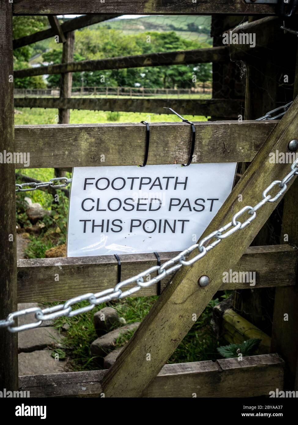 Verkettete Tor mit Fußweg hinter diesem Punkt Zeichen geschlossen. Castleshaw Lancashire. Stockfoto