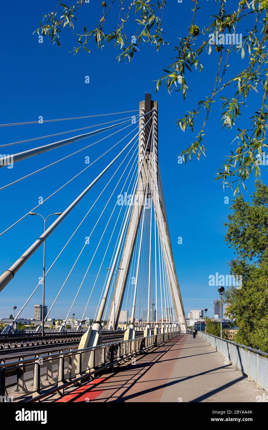 Warschau, Mazovia / Polen - 2020/05/09: Panorama-Ansicht der Swietokrzyski-Brücke - Most Swietokrzyski - mit Weichsel-Fluss mit Srodmiescie Stadtzentrum Stockfoto