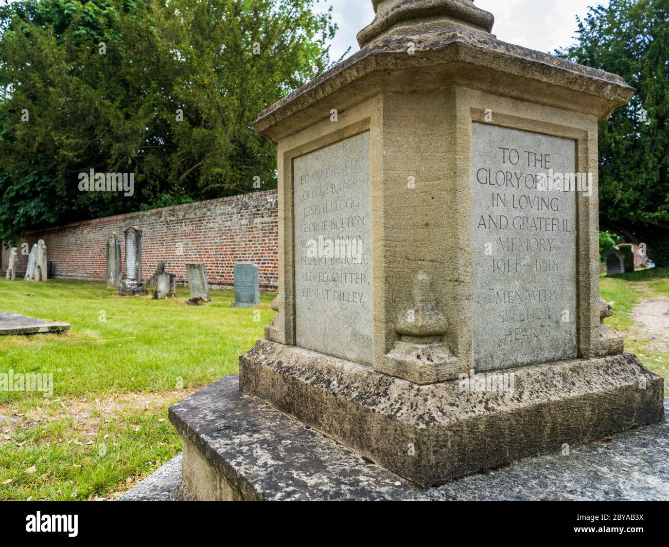 Grantchester Church, Denkmal des Ersten Weltkriegs für verstorbene Bewohner, darunter der Dichter Rupert Brooke. Stockfoto