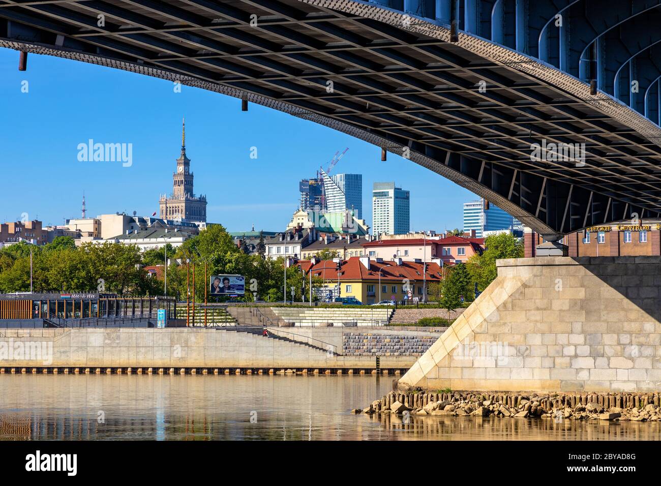 Warschau, Mazovia / Polen - 2020/05/09: Panoramablick auf das Stadtzentrum von Srodmiescie am Wybrzeze Kosciuszkowskie-Damm über der Weichsel mit den meisten S Stockfoto