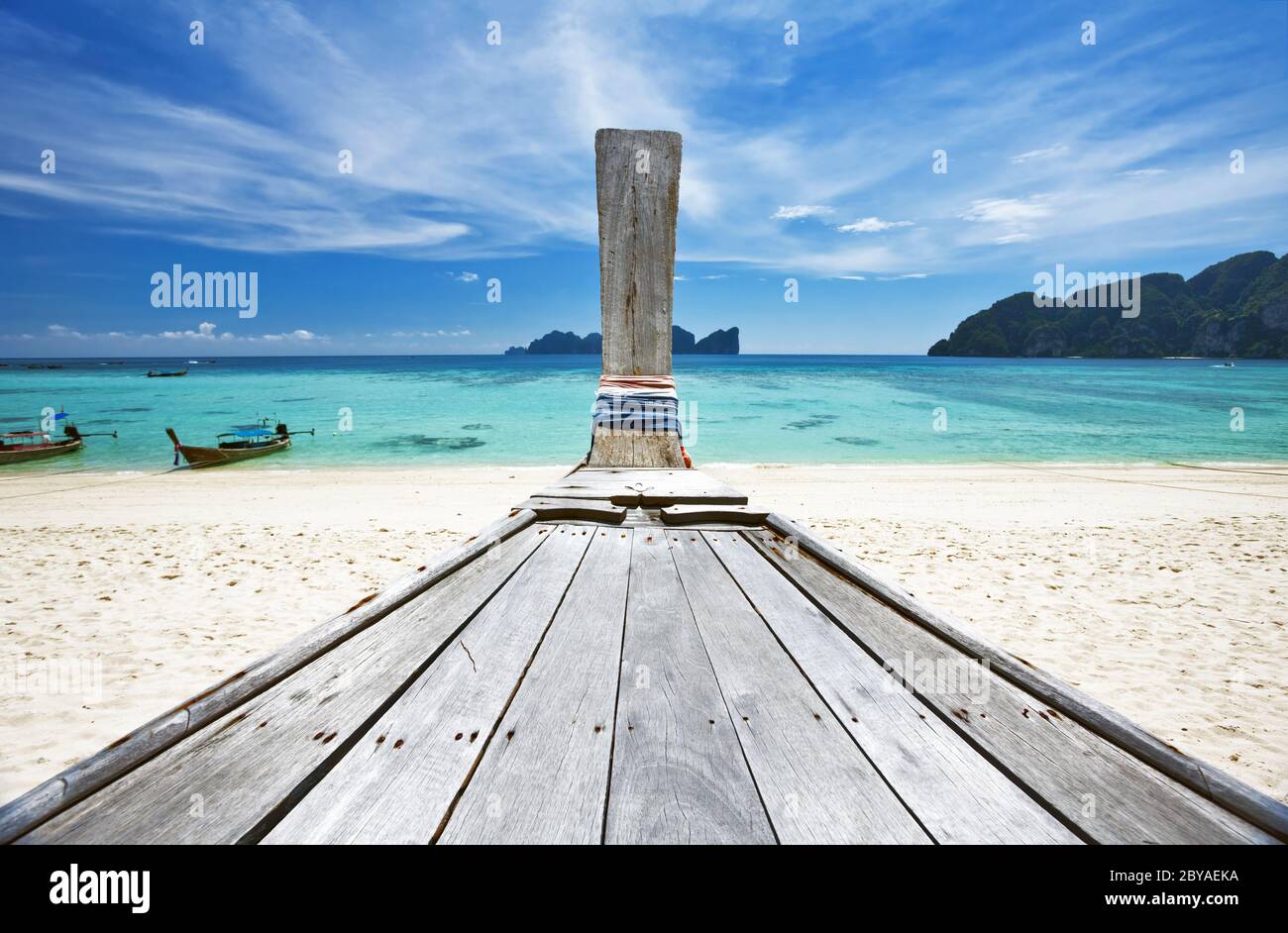 Altes Thai Boot am Strand Stockfoto