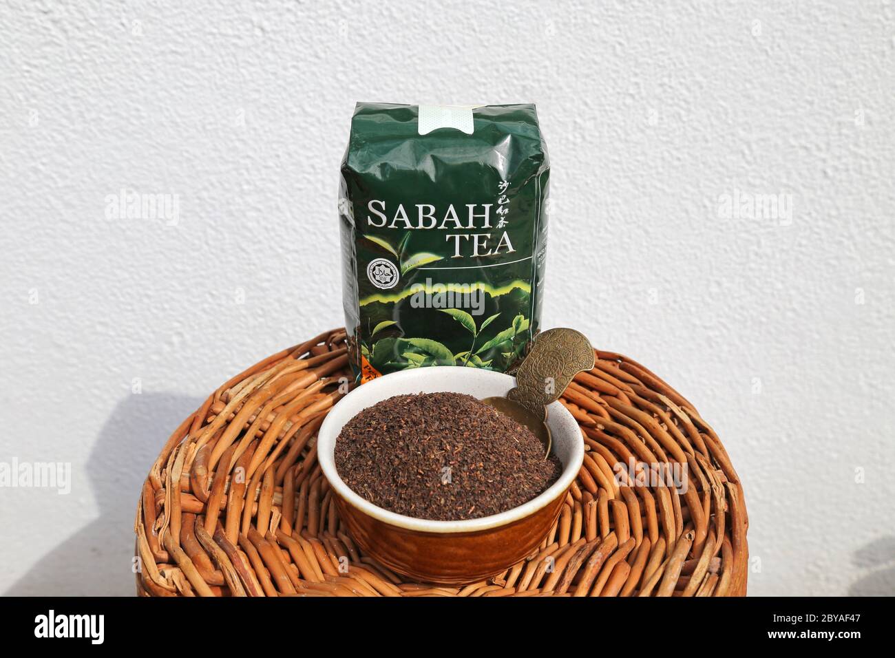 Packung mit schwarzem Sabah Tee (Camellia Sinensis, 200g) aus Sabah Tea Garden, Ranau, Sabah, Borneo, Malaysia, Südostasien Stockfoto