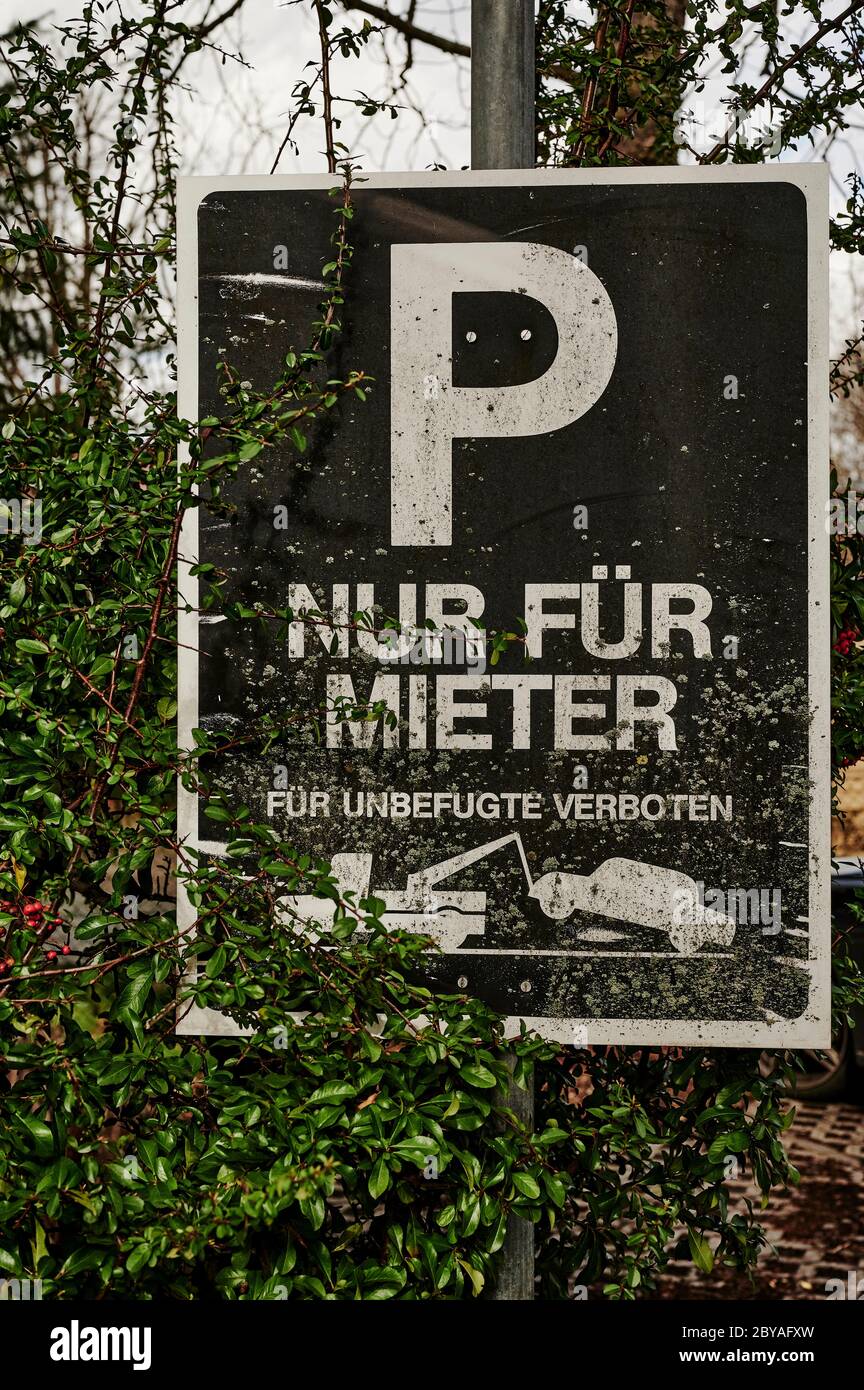 Melden Sie sich an einem privaten Parkplatz in Deutschland an, wo das Parken nur für Mieter erlaubt ist. Stockfoto