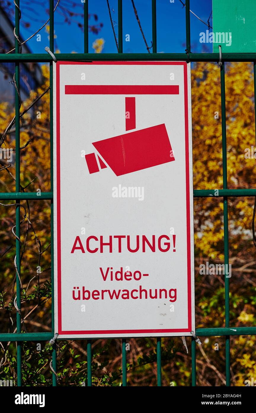Hinweisschild in Deutschland, das vor Videoüberwachung warnt. Stockfoto
