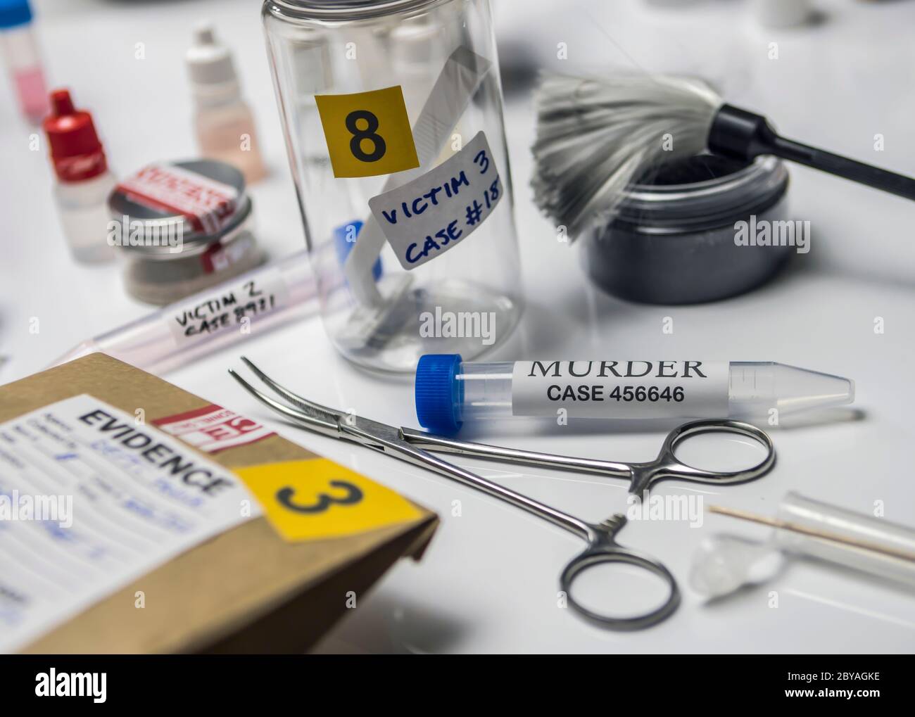 Hämatologische Analyse mit forensischem Testkit in einem Mord in einem Kriminallabor, konzeptionelles Bild Stockfoto